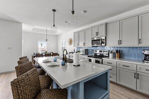 Fridge, microwave, oven, stovetop - Elegant New 3BR Home Near Beach, Parks & Pier – Sleeps 10, Outdoor Fun! (Surfside Beach)