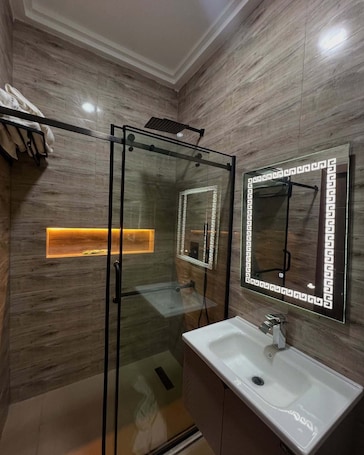 Deluxe Room, Balcony, City View | Bathroom | Free toiletries, towels, soap, shampoo. S4 Hotels