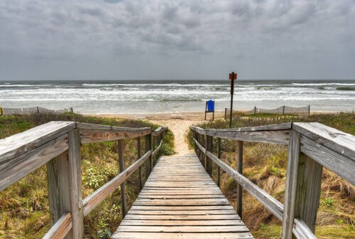 Turtle’s Pace Beachfront Condo - New with amazing views and decor