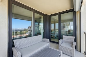 Property grounds - Waterfront Isla del Sol Condo w Balcony & Pool (St Petersburg)