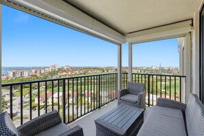 Property grounds - Waterfront Isla del Sol Condo w Balcony & Pool (St Petersburg)