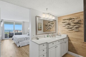 2 bedrooms, desk, iron/ironing board, WiFi - Waterfront Isla del Sol Condo w Balcony & Pool (St Petersburg)