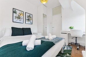 Iron/ironing board, Internet, bed sheets - 3 Bed 2 Bath in Edgeware Road! (Greater London)