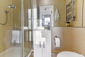 Hair dryer, towels - 3 Bed 2 Bath in Edgeware Road! (Greater London)