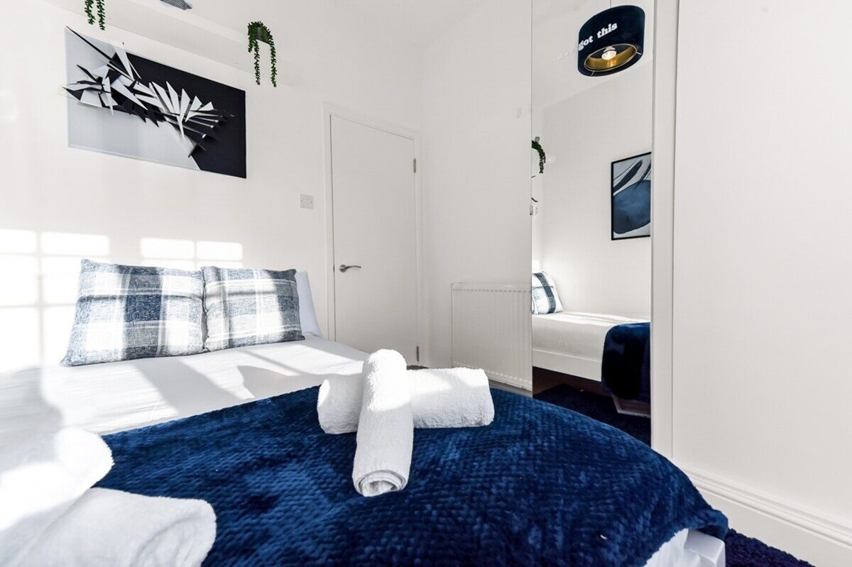 Iron/ironing board, Internet, bed sheets