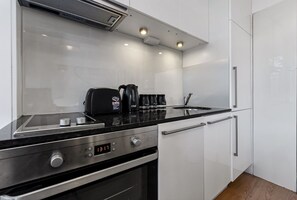 Fridge, microwave, oven, stovetop - 3 Bed 2 Bath in Edgeware Road! (Greater London)
