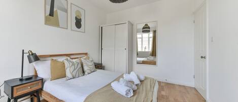 مكواة/لوح كي وخدمة الإنترنت وملاءات أسرّة