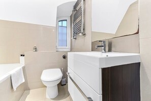 Bathroom - Beautiful 3 Bed 3 bath in Edgeware Road (Greater London)