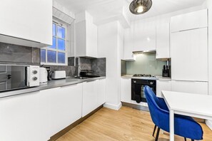 Private kitchen - Beautiful 3 Bed 3 bath in Edgeware Road (Greater London)