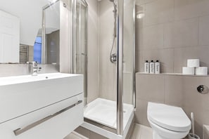 Bathroom - Beautiful 3 Bed 3 bath in Edgeware Road (Greater London)