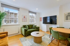 Living area - Bright 2 Bed in Central London (Greater London)