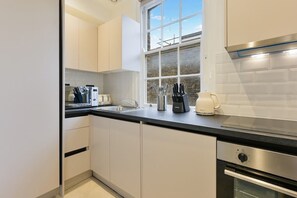 Private kitchen - Bright 2 Bed in Central London (Greater London)