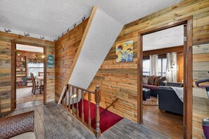 Télévision, cheminée, chaîne hi-fi