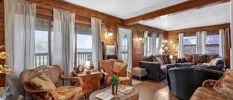 Televisie, een open haard en een stereo