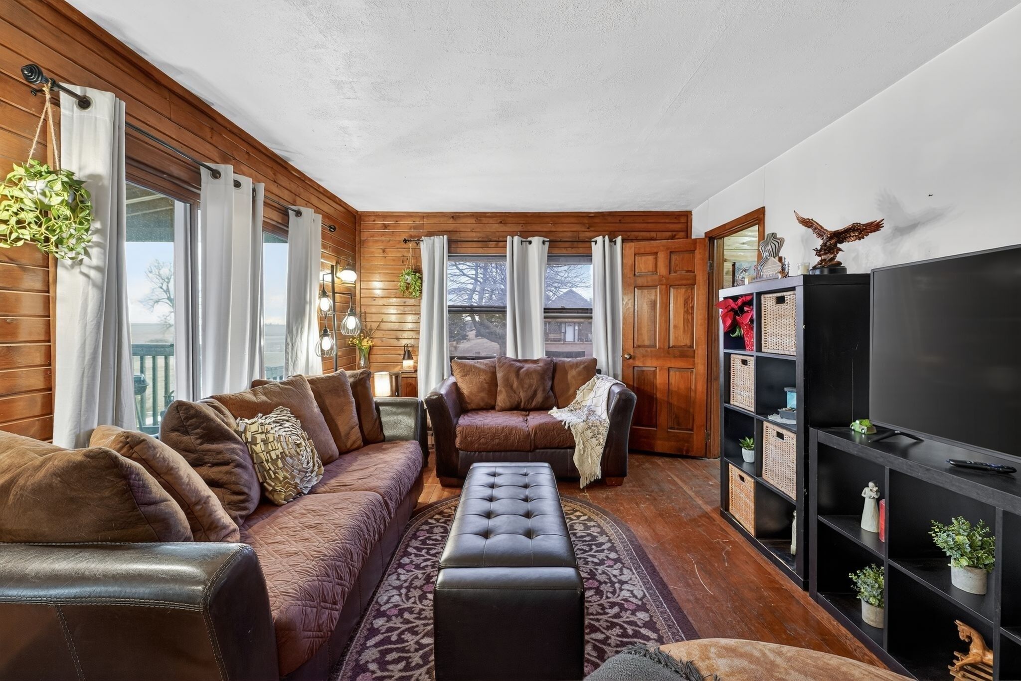 Televisie, een open haard en een stereo