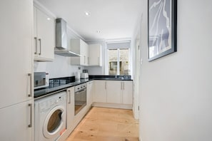 Private kitchen - Bright with King Size Bed Studio in Central London (Greater London)