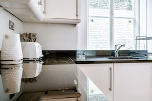 Private kitchen - Bright with King Size Bed Studio in Central London (Greater London)