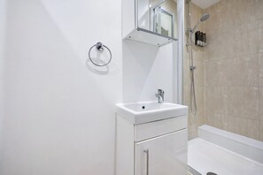 Bathroom - Bright with King Size Bed Studio in Central London (Greater London)