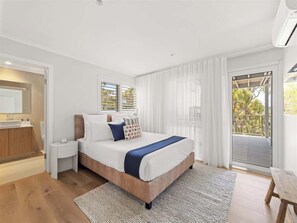 5 bedrooms, iron/ironing board, WiFi, bed sheets
