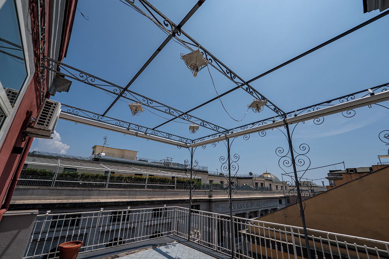 Camera Superior, edificio separato, vico Giardinetto 84 | Una scrivania, postazione laptop