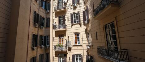 Camera Familiare Standard, edificio separato, P.zza Bovio | Desk, laptop workspace