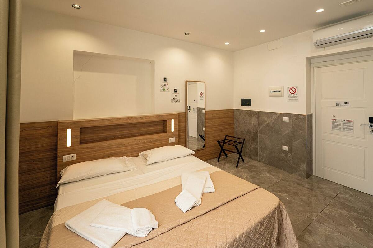Camera Tripla Deluxe, edificio separato, vico Giardinetto 84 | 办公桌、笔记本电脑工作区、隔音