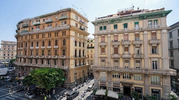 Camera Tripla Deluxe, edificio separato P.zza Bovio | Una scrivania, postazione laptop