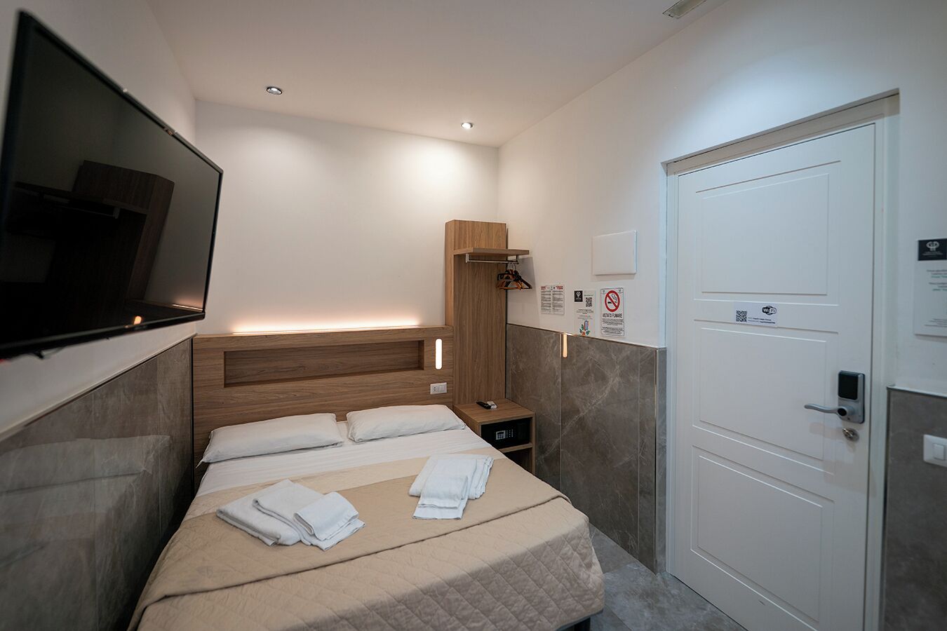 Camera Standard, edificio separato, vico Giardinetto 84