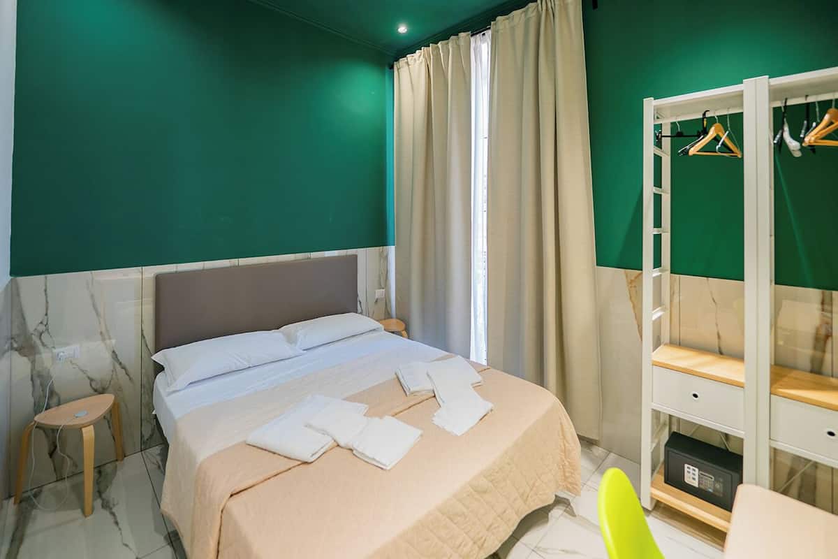 Camera Superior, edificio separato, via G.S.Felice 24 4P