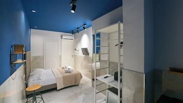 Camera Tripla Deluxe, edificio separato, via A.De Gasperi 55 4P | Una scrivania, postazione laptop