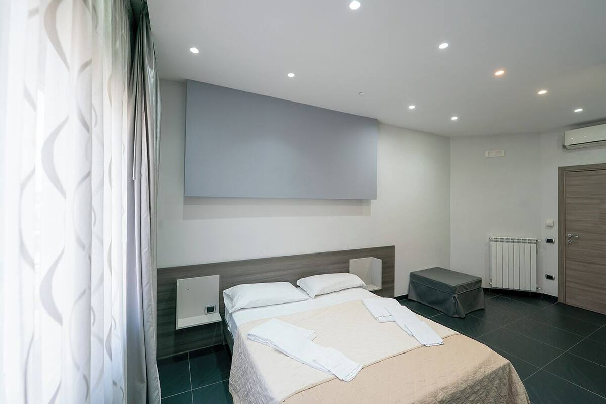 Camera Standard, edificio separato, p.zza Mercato 45 | 办公桌、笔记本电脑工作区、隔音