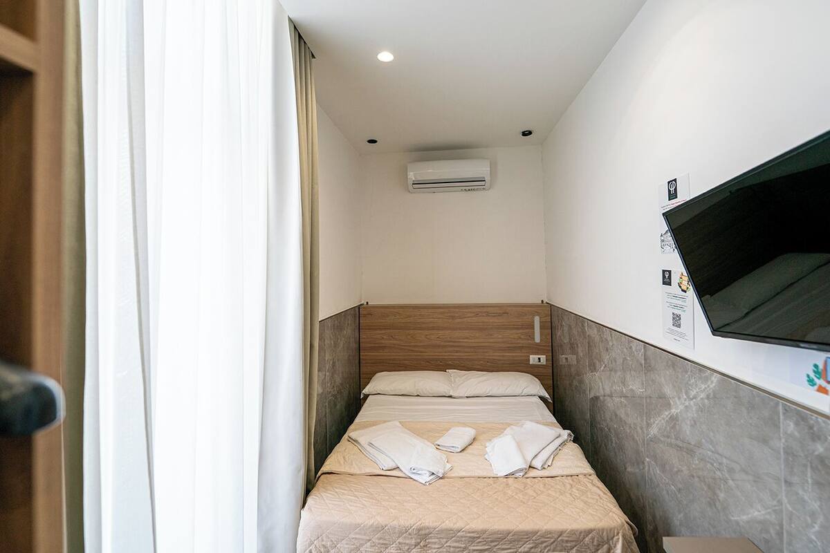 Camera Economy, edificio separato, vico Giardinetto 84 | 办公桌、笔记本电脑工作区、隔音