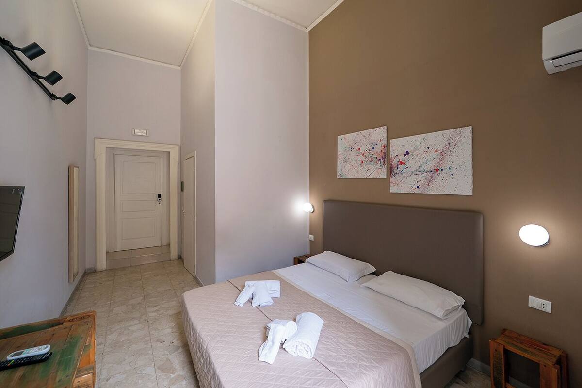 Camera Tripla Deluxe, edificio separato P.zza Bovio | 办公桌、笔记本电脑工作区、隔音