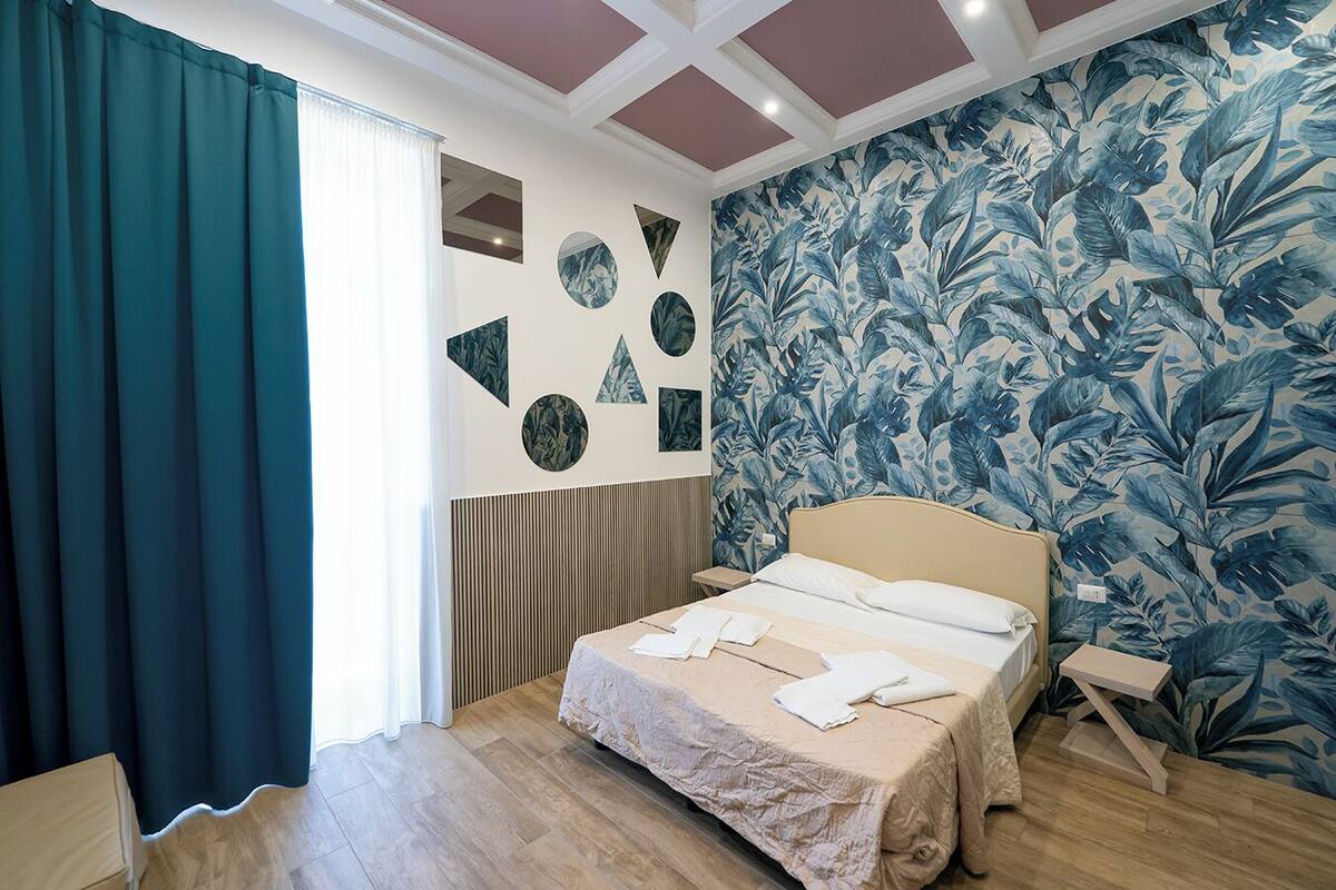 Suite con vasca idromassaggio, edificio separato, via G.S.Felice 24 5P | 办公桌、笔记本电脑工作区、隔音