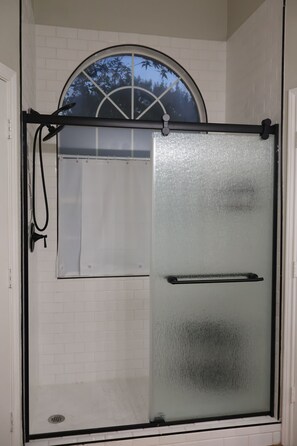 Shower, hair dryer, towels, soap - Cute & Cozy Denton Getaway (Denton)
