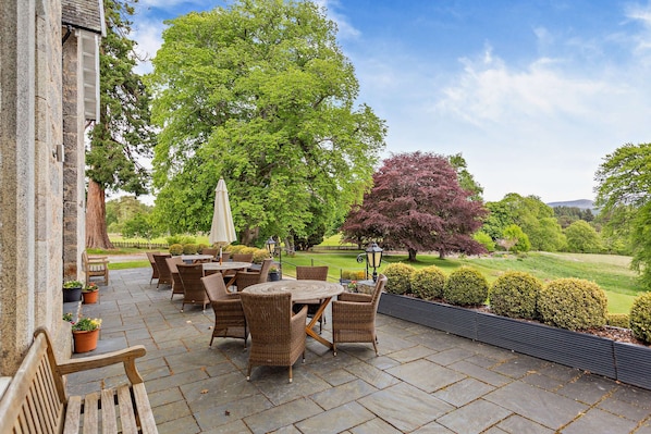 Outdoor dining - Muckrach Country House (Grantown-On-Spey)