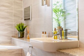 Executive Double Room, Garden View | Bathroom | Hair dryer, towels