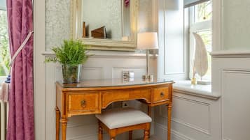 Luxury-Doppelzimmer | Hochwertige Bettwaren, Schreibtisch, laptopgeeigneter Arbeitsplatz
