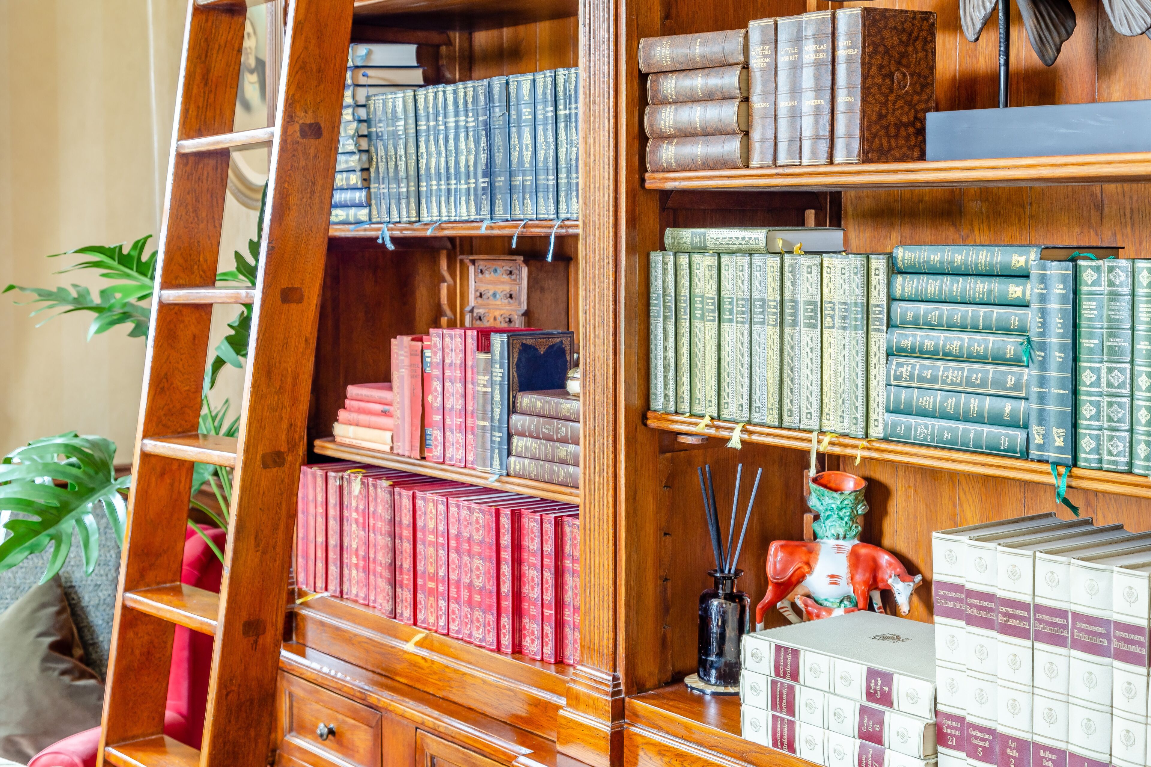 Une bibliothèque en bois contenant divers livres et objets décoratifs.