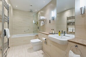 Luxury Double Room | Bathroom | Hair dryer, towels