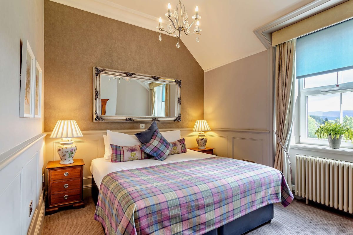 Classic Double or Twin Room | Desk, laptop workspace, blackout drapes, iron/ironing board