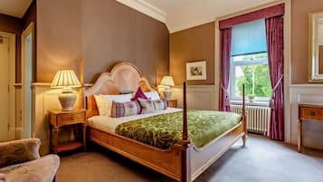 Kamar Double Mewah | Meja kerja, ruang kerja ramah laptop, dan tirai kedap cahaya