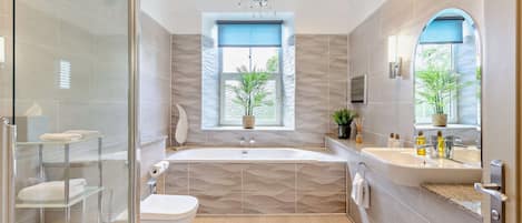 Executive Double Room, Garden View | Bathroom