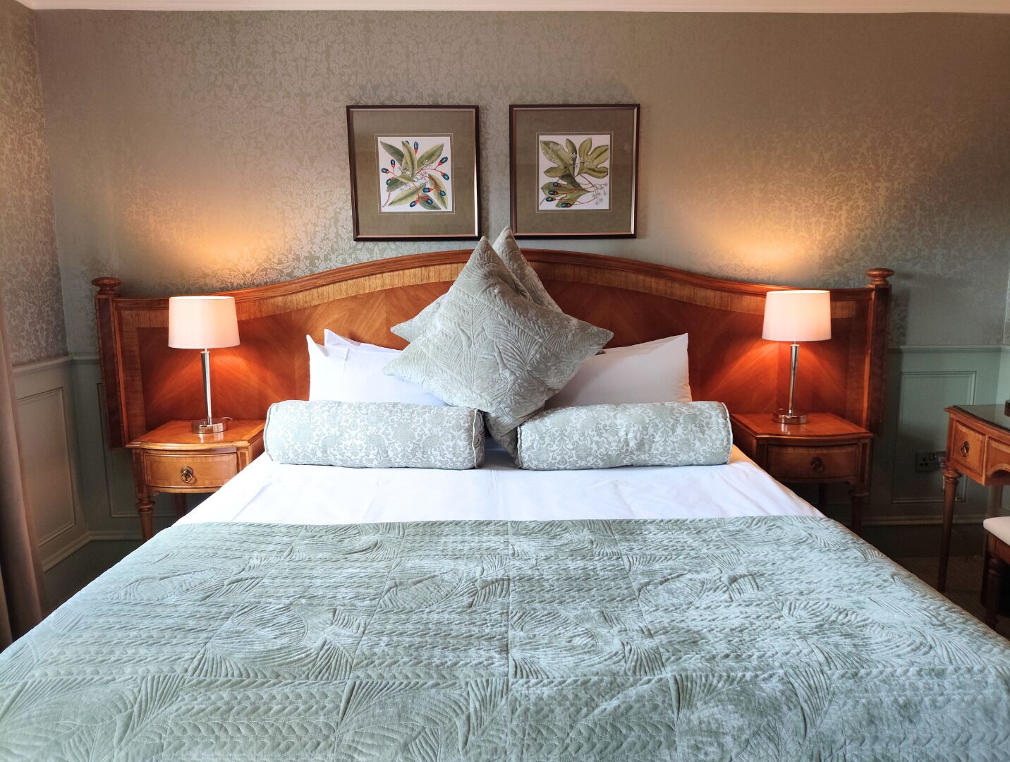 Quarto casal ou duplo clássico | Escrivaninha, espaço de trabalho para notebook, cortinas blackout