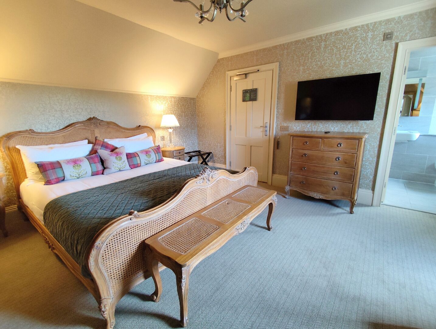 Quarto casal luxo | Escrivaninha, espaço de trabalho para notebook, cortinas blackout