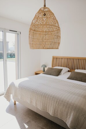 Tabla de planchar con plancha, internet y ropa de cama 