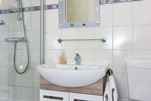 Shower, hair dryer, towels, soap - In the mudflats - derseehund (Esens)