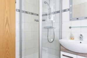 Douche, sèche-cheveux, serviettes fournies, savon