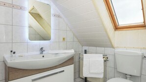 Douche, sèche-cheveux, serviettes fournies, savon