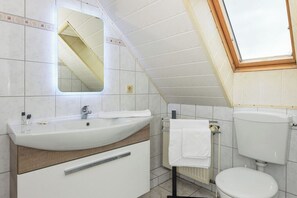 Shower, hair dryer, towels, soap - Flood - derseehund (Esens)